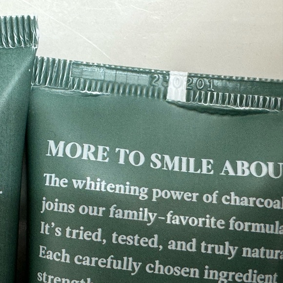 Wellnesse Charcoal Toothpaste 4oz x6 - Picture 4 of 10